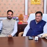 खाद्य मंत्री दयालदास बघेल से सारंगढ़ के युवा भाजपा नेता हरिनाथ खुटे, स्थानीय विषयों पर चर्चा
